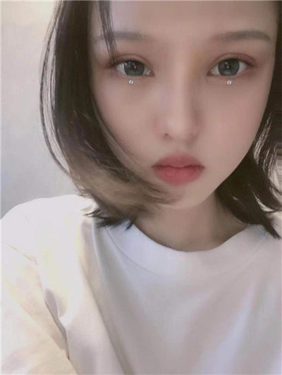眼睛现在已经二十天了,肿胀还是消散了很多,虽然还不是很自然,但是我感觉弧度和宽度这些感觉应该都是OK的,现在还不能化妆,要一个月之后才可以化妆,我现在较多也就只能画画眉毛涂涂口红,口红是不可能放弃的哈哈。现在不能化妆我就之后找找光线,加加滤镜来掩盖一下了,而且只要光线打得好,只要滤镜挑得好,不化妆也能拍出好皮肤来的。
