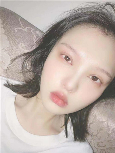眼睛现在已经二十天了,肿胀还是消散了很多,虽然还不是很自然,但是我感觉弧度和宽度这些感觉应该都是OK的,现在还不能化妆,要一个月之后才可以化妆,我现在较多也就只能画画眉毛涂涂口红,口红是不可能放弃的哈哈。现在不能化妆我就之后找找光线,加加滤镜来掩盖一下了,而且只要光线打得好,只要滤镜挑得好,不化妆也能拍出好皮肤来的。